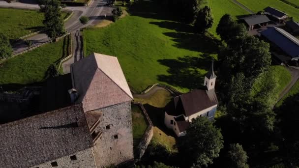 オーストリアのザルツブルグのピンツガウ渓谷にあるカプラン要塞の旧博物館のトップビュー — ストック動画
