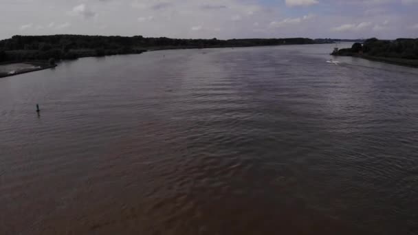 背景にボートの速度でバレンドレヒトで外マアス上の空中飛行 ドリー フォワード — ストック動画