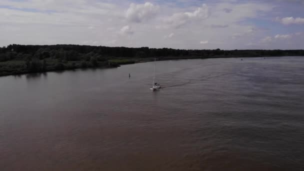 Widok Lotu Ptaka Oude Maas Żaglówką Przepływającą Obok Barendrecht Holandia — Wideo stockowe