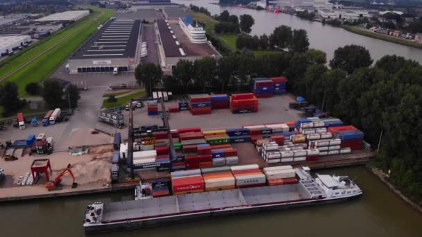 Flygfoto Över Lastcontainerfartyg Dumpat Vid Överföringsanläggningen Ridderkerk — Stockvideo