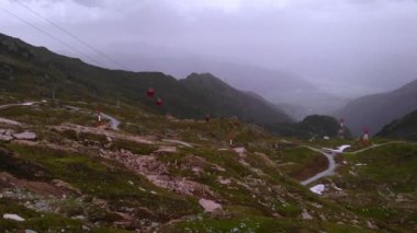 Avusturya, Kaprun 'daki Kitzsteinhorn Dağları' nda Gökyüzü Tramvayı. - Havadan çekim.