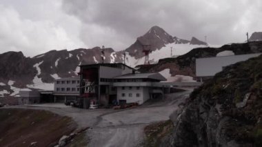 Hava Bulutluyken Kitzsteinhorn Dağı 'ndaki Kablo Araba Kulesi 