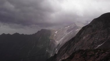 Avusturya, Kaprun 'da Kitzsteinhorn Zirvesi' nde Gri Bulutlu Gökyüzü. - Havadan çekim.