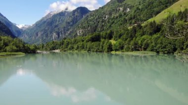 Avusturya, Kaprun 'da, Klammsee' nin Sakin Gölü ve Yoğun Orman Dağları. - Geniş açı
