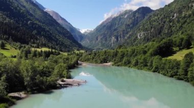 Avusturya 'nın sakin gölü ve yemyeşil dağları - Klammsee, Kaprun, Avusturya - insansız hava aracı görüntüsü