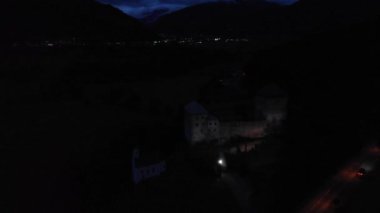 Kaprun Kalesi 'nden ve Avusturya' daki Kaprun şehrinden gece ışıkları parlıyor. hava durumu