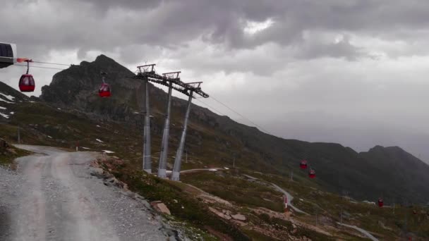 Moviendo Teleféricos Contra Cielo Sombrío Yendo Pico Kitzsteinhorn Kaprun Austria — Vídeo de stock