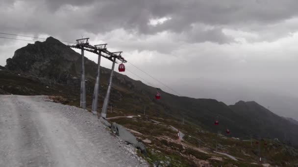 Avusturya Kaprun Daki Kitzsteinhorn Alplerinde Kasvetli Gökyüzüne Karşı Kırmızı Hava — Stok video