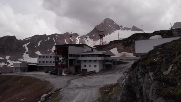 Kabelbaan Toren Bij Kitzsteinhorn Mountain Tijdens Bewolkt Weer — Stockvideo