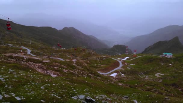 カプラン オーストリアの霧の朝の間にKitzsteinhorn山脈の旅行ケーブルカーの風景 空中射撃 — ストック動画