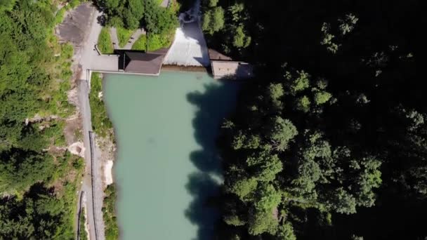 緑の森に囲まれたトップビューオーストリアのカプランにあるKlammsee Lakeの水景 — ストック動画