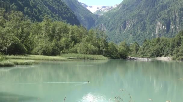 Loď Plachtění Klidné Vodě Jezera Klammsee Výhledem Alpské Hory Kaprunu — Stock video