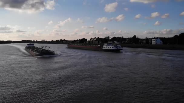 Levi Chemical Tankowiec Mijający Inny Statek Rzece Noord Widok Powietrza — Wideo stockowe