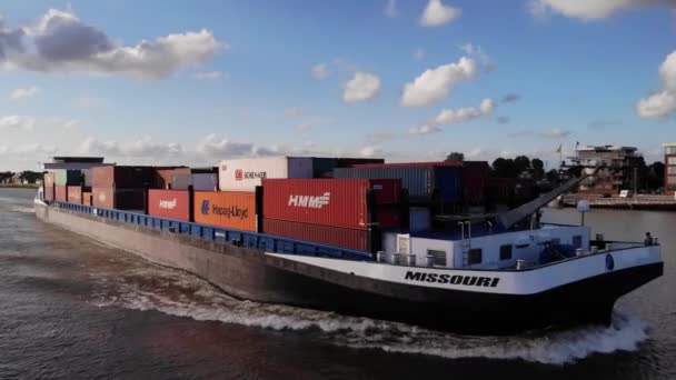 Missouri Inland Container Vessel Navigating River Noord Antenn Följ Skott — Stockvideo