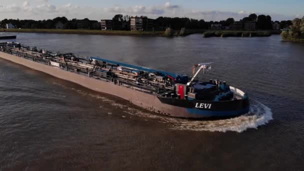 阿尔布拉塞尔大坝列维化学品油轮航行河湾的航景 跟踪射击 — 图库视频影像