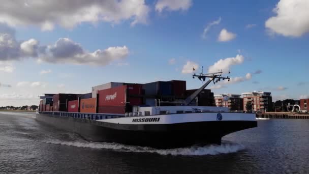 Flygfoto Parallax View Missouri Inland Container Vessel Navigating River Noord — Stockvideo
