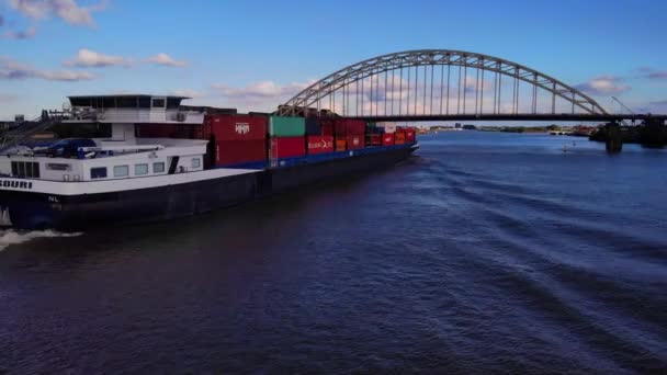 Vista Aérea Popa Del Barco Contenedores Missouri Acercándose Puente Río — Vídeo de stock