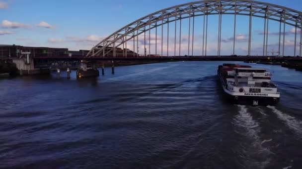 Aerial Stern Utsikt Över Missouri Container Fartyg Passerar Bron Floden — Stockvideo