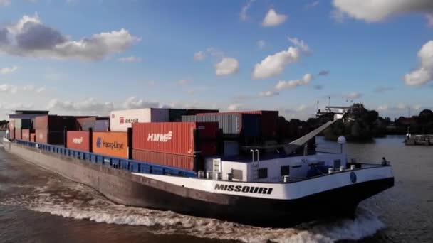 2018 Forward Bow Missouri Inland Container Vessel Navigating River Noord — 비디오