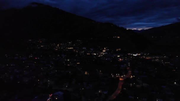 南西部の夜のカプランの町の風景で光るライトザルツブルク オーストリア — ストック動画