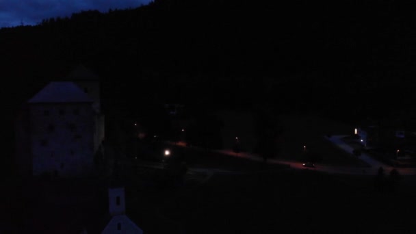 Αεροφωτογραφία Του Κάστρου Kaprun Νύχτα Δρόμο Lit Από Φως Που — Αρχείο Βίντεο