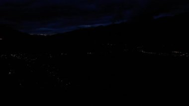 Avusturya Alpleri 'nin siluetiyle Kaprun' da Gece Saati Hava Görüntüsü