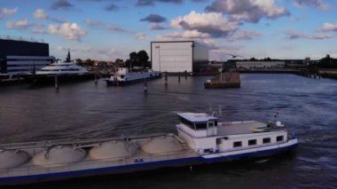 Sibilla Tanker Gemisinin Alblasserdam 'daki Marina' nın yanından geçerken görüntüsü. Dolly Geri