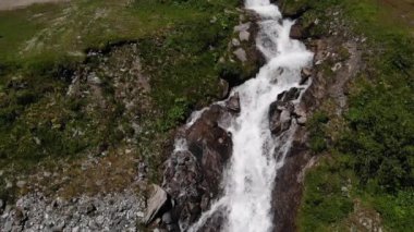 Stausee Wasserfallboden Reservoir yakınlarındaki Dik Rocky Vadisi 'nden akan şelaleler Kaprun Avusturya' da. - Statik çekim.