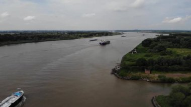 Oude Maas 'ın Sahil Radar Kulesi' ni Geçtiği Yüksek Açılı Gemiler Görünümü