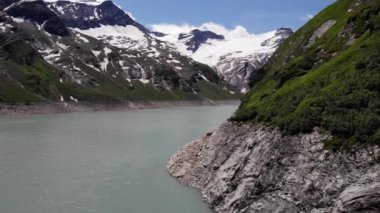 Stausee Wasserlboden Reservoirs Kaprun, Avusturya 'da arka planda Alplerle birlikte. - Uzak ihtimal.