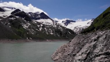 Stausee 'deki Karlı Rocky Dağları Kaprun, Avusturya' daki Wasserlboden Gölü. - Havadan çekim.