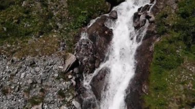 Avusturya, Salzburg 'un güneybatısındaki Kaprun Town' daki Stausee Wasserfallboden civarındaki Rocky Cliff 'te şelale. hava durumu
