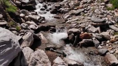 Avusturya 'nın başkenti Kaprun' da Stausee Wasserfallboden yakınlarındaki Büyük Vadi Kayalıkları 'nın üzerinden akan akıntılar. - İzleme Çekimi