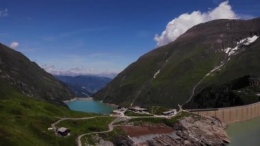 Avusturya, Kaprun 'daki Mooserboden Barajı' ndan Waterfallboden Reservoir ve Dağlarının Hava Görüntüsü. 