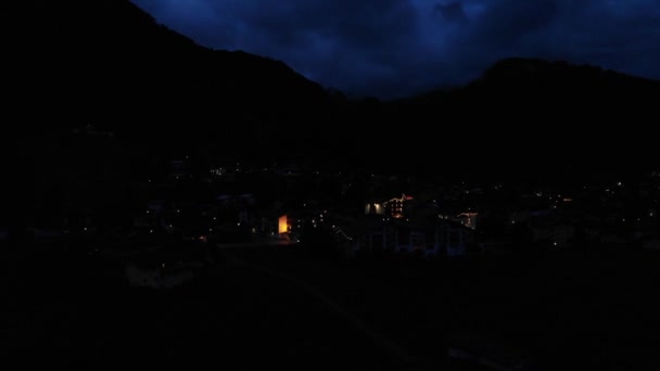 オーストリアのカプランにあるマウンテンシルエットの暗い夜の都市照明の空中 — ストック動画