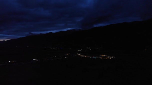 Nächtliche Luftaufnahme Über Kaprun Mit Der Silhouette Der Österreichischen Alpen — Stockvideo