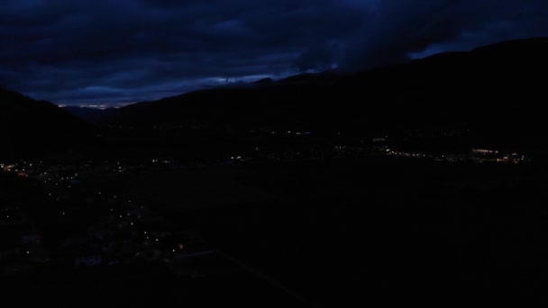 Νυχτερινή Ώρα Εναέρια Πάνω Από Kaprun Σιλουέτα Των Αυστριακών Άλπεων — Αρχείο Βίντεο