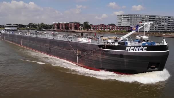 Luftaufnahme Des Binnenschiffes Renee Auf Dem Fluss Noord Dolly Back — Stockvideo