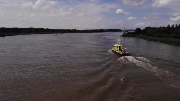 Вид Воздуха Патрульную Лодку Идущую Реке Риджват Сторону Алонг Оуде — стоковое видео