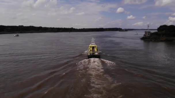 Повітряний Вид Патрульних Катерів Rijkswaterstaat Navigating Oude Maas Підготовка — стокове відео