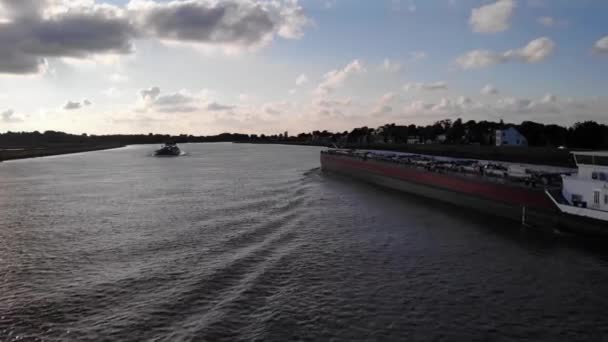 Flygfoto Över Scaletta Ship Längs Floden Noord Nära Alblasserdam — Stockvideo