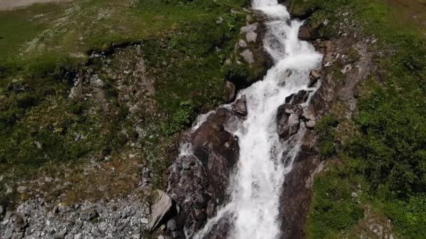 Cascatas Fluindo Sobre Steep Rocky Valley Perto Stausee Wasserfallboden Reservatório — Vídeo de Stock