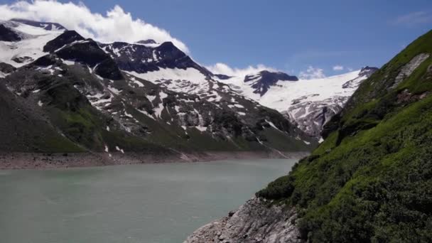 Agua Pacífica Del Embalse Stausee Wasserfallboden Con Montañas Nieve Kaprun — Vídeo de stock