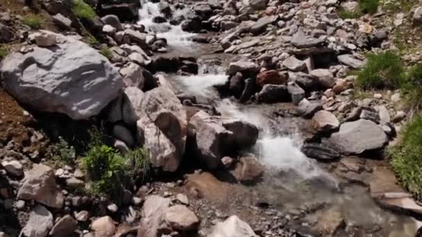 Clear Water Stream Flowing Rocks Countryside Kaprun Austria 가까이 — 비디오