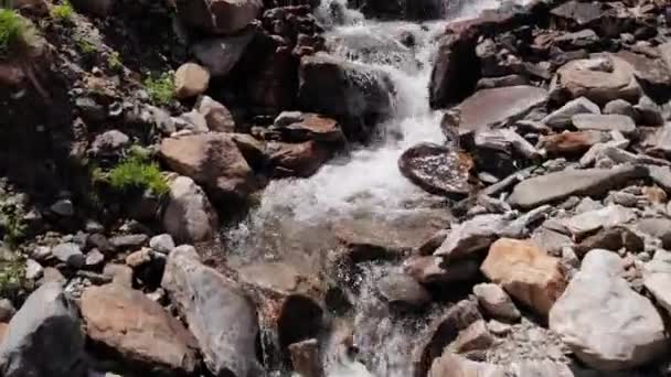 Stream Flowing Rocks Steep Mountains Perto Stausee Wasserfallboden Kaprun Áustria — Vídeo de Stock
