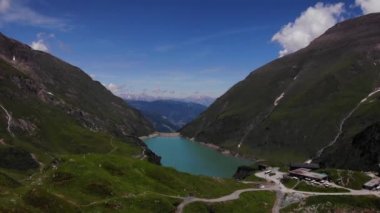 Avusturya, Kaprun 'da Stausee Wasserfallboden Reservoir yakınlarında kulübeleri olan Majestic Dağları. - Geniş açı