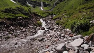 Stausee Wasserfallboden Rezervuarı, Kaprun, Avusturya 'daki Hohe Tauern Vadisi' nden kayaların üzerinde akan tatlı su. - Düşük Hava Çekimi