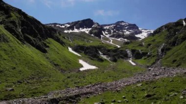 Avusturya Kaprun, Zell Am See bölgesindeki yüksek Tauern dağ sırasının uzak görüntüsü. hava durumu