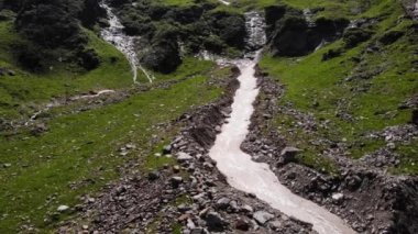 Avusturya Kaprun 'daki Wasserlboden Gölü yakınlarındaki dağlardan gelen buzul şelaleleri. - Hava Çekimi