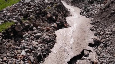 Avusturya, Kaprun 'daki Rocky Manzarası' ndan Şelalenin Akışı 'nın Havadan Görüntüsü. 